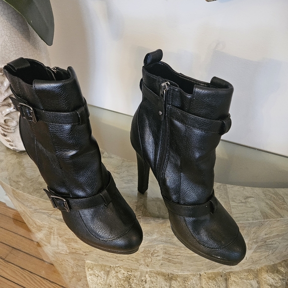 Vera Wang Elegant Black Buckle Heeled Boots - Picture 3 of 7